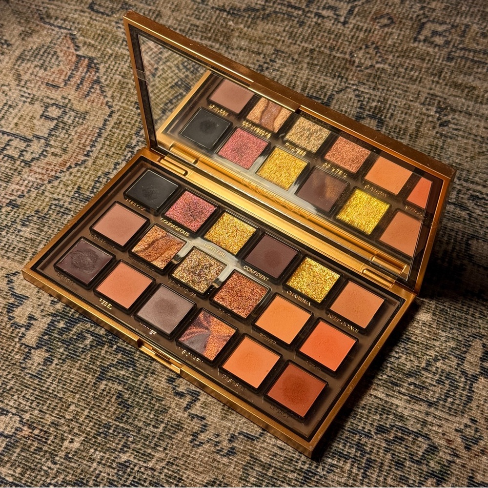 HUDA BEAUTY Empowered Eyeshadow Palette